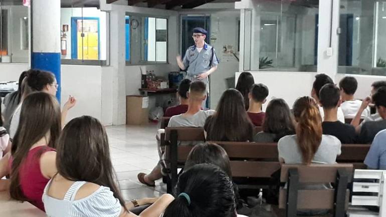 Jovem tio-huguense palestra para vereadores e alunos do Ensino Médio