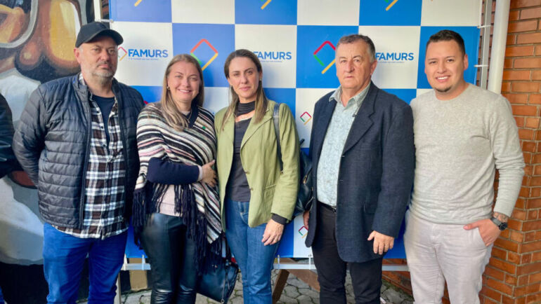 Lideranças de Tio Hugo fortalecem defesa dos agricultores gaúchos em debate na Famurs
