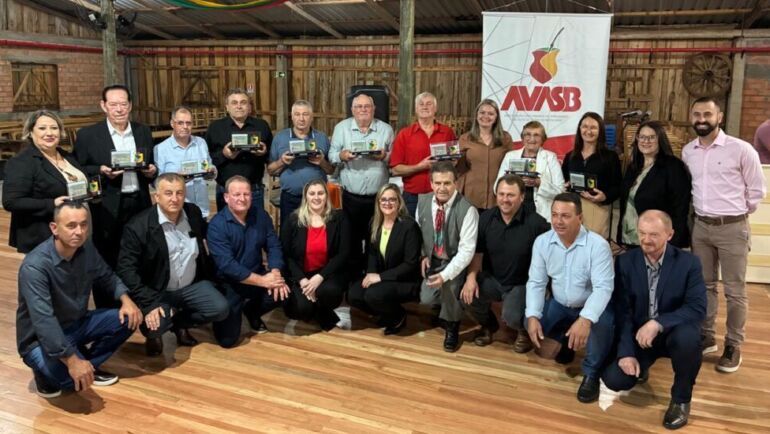 Câmara Municipal presta homenagem aos primeiros vereadores de Tio Hugo