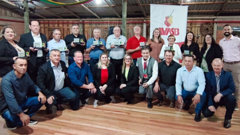 Tio Hugo sedia reunião regional da Avasb e presta homenagem aos primeiros vereadores do município