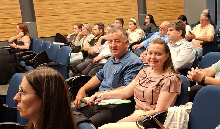 Prefeita Valduze e presidente Délcio participam de workshop sobre Reforma Tributária na Famurs