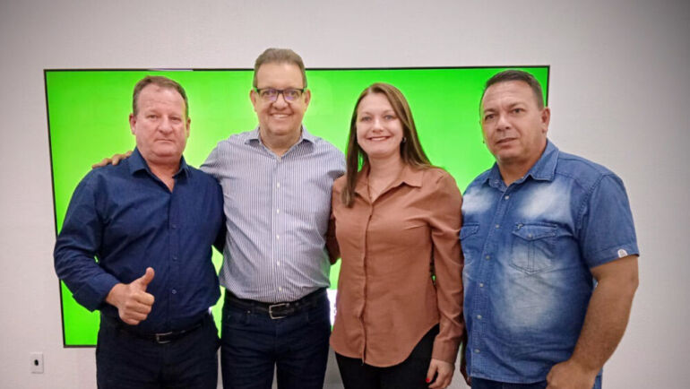 Vereadores acompanham assinatura de convênio que garante novos equipamentos agrícolas para Tio Hugo