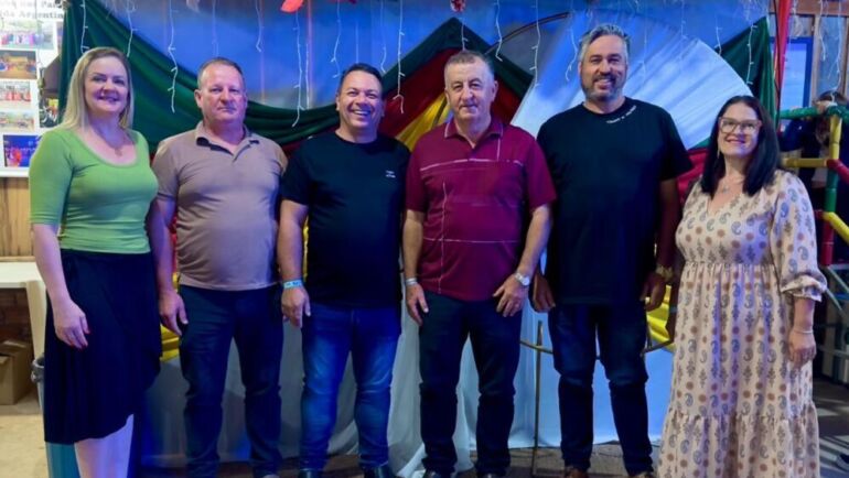 Vereadores participam de jantar de confraternização promovido pelo SIMUTH e Prefeitura de Tio Hugo