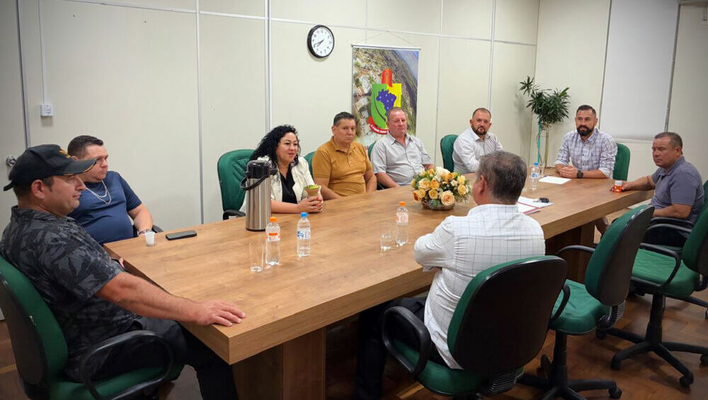 Presidente Lúcio participa de reunião da Avasb e reforça pautas de interesse regional